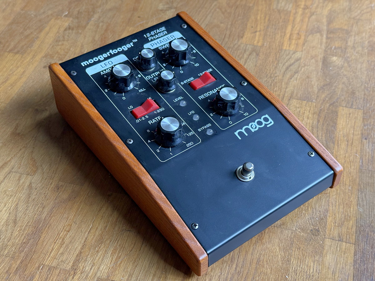 Moog Moogerfooger MF-103 12-Stage Phaser inside