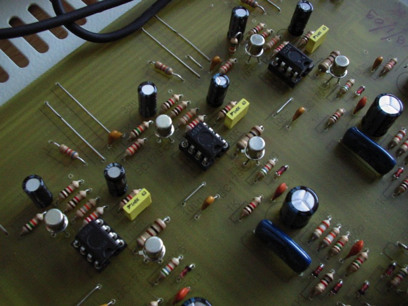 Syntomas Élkorus TDA350 analog BBD delay chips